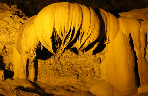 Khám phá hang động đá vôi 300 triệu năm Ngườm Ngao